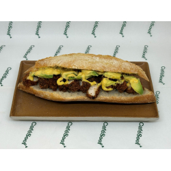 Broodje Krokante Kip met avocado, ijsbergsla en chilimayonaise