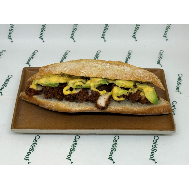 Broodje Krokante Kip met avocado, ijsbergsla en chilimayonaise