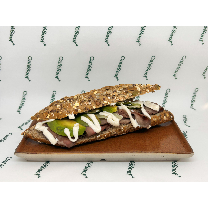 Broodje Rosbief met komijn, avocado en yoghurt limoensaus