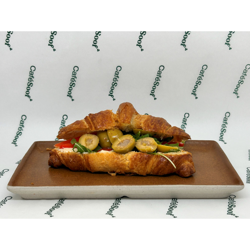 Croissant Hummus met geroosterde paprika en olijven