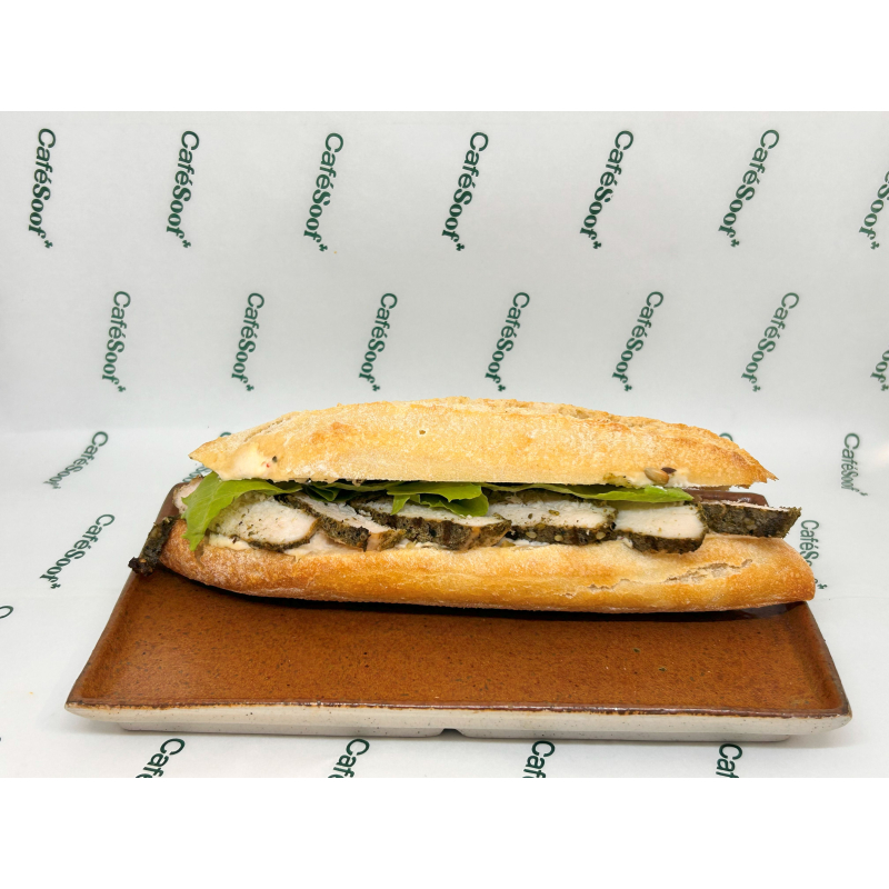 Broodje Gegrilde Kip met komkommer en tahini-yoghurtsaus