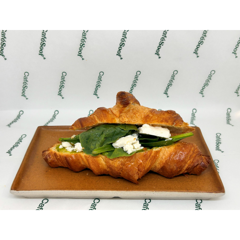 Croissant Doperwtenpuree met munt en feta