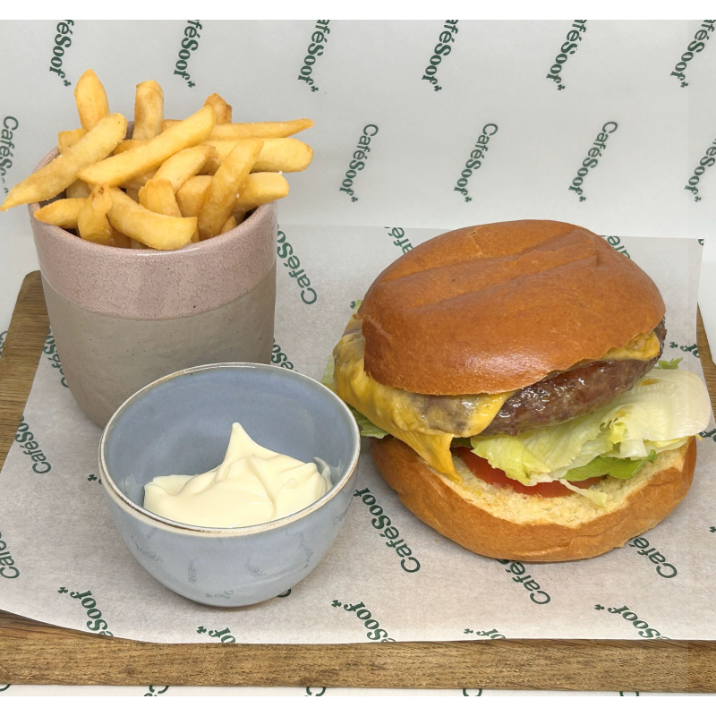 Soof's Burger met frietjes en mayonaise, ook VEGA verkrijgbaar!