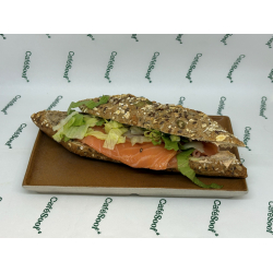 Broodje Gerookte Zalm met dille yoghurt en komkommer