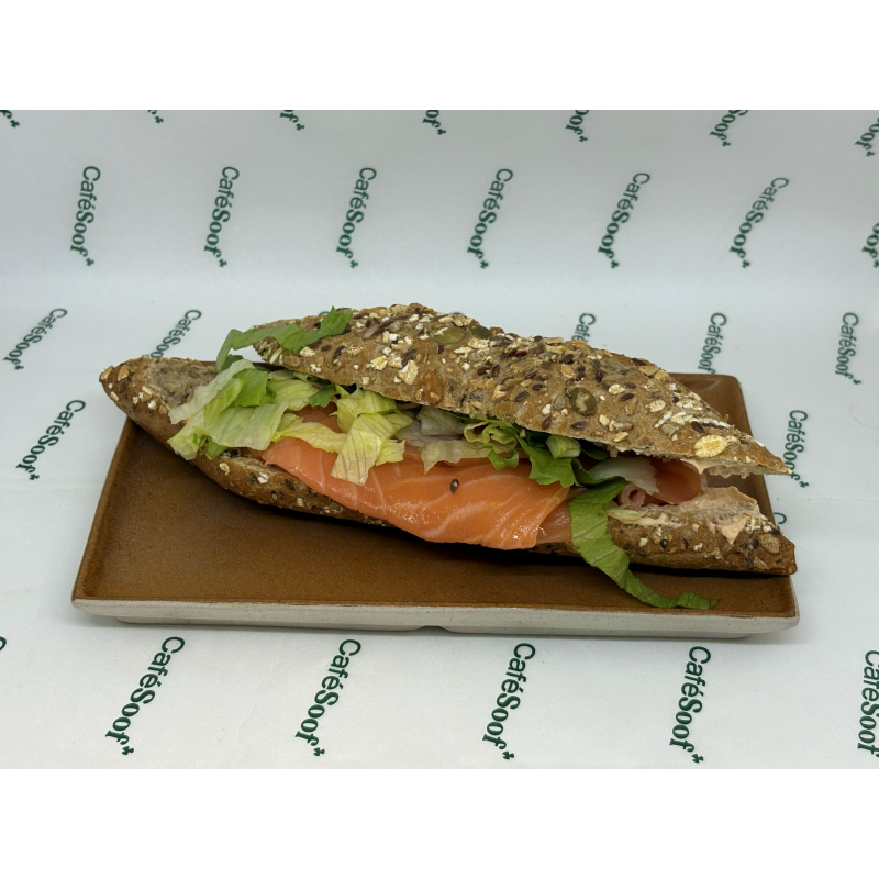 Broodje Gerookte Zalm met dille yoghurt en komkommer