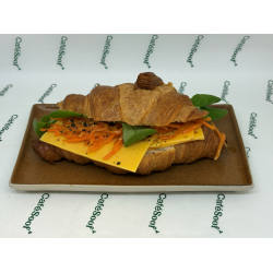 Croissant Belegen Kaas met geroosterde wortel en dukkah