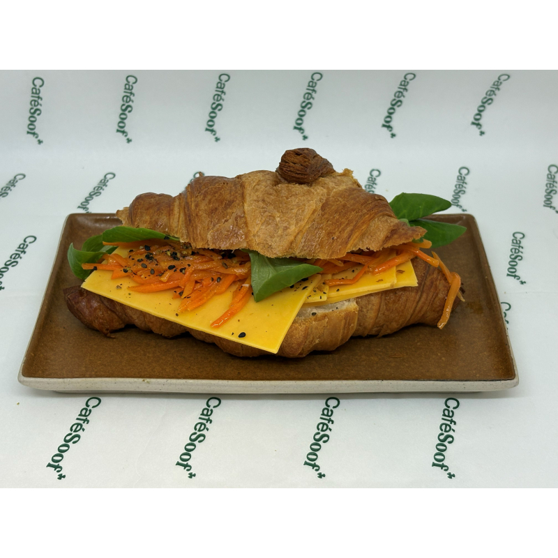 Croissant Belegen Kaas met geroosterde wortel en dukkah